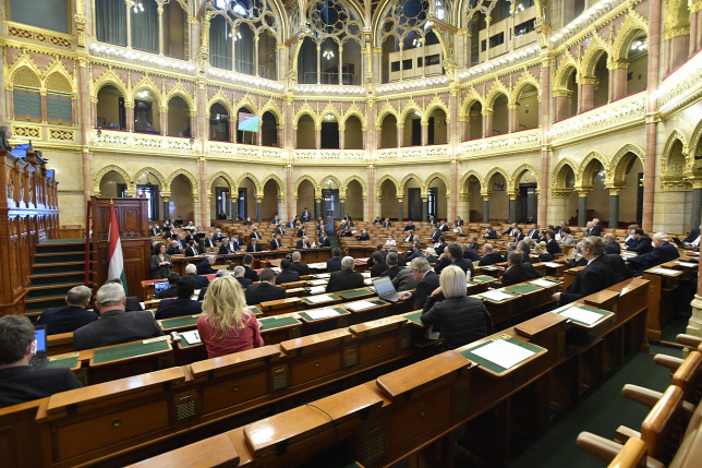 parlament_szabo.jpg