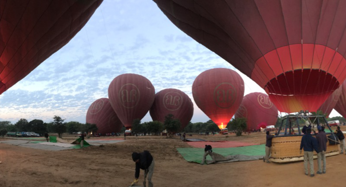 Bagan - Pagoda portya földön és égen