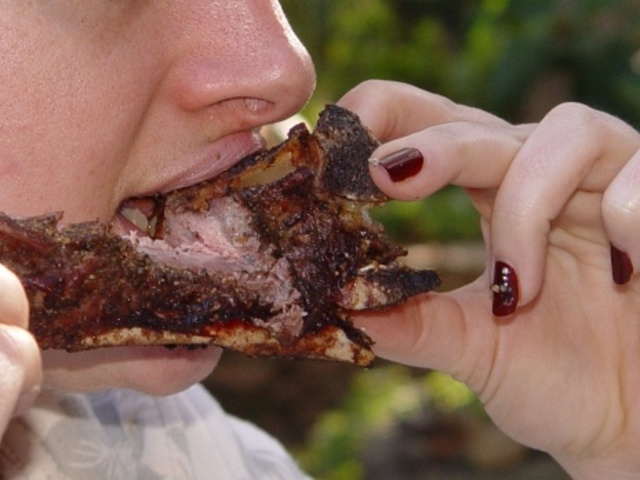 Grillen készült csontos hátszín