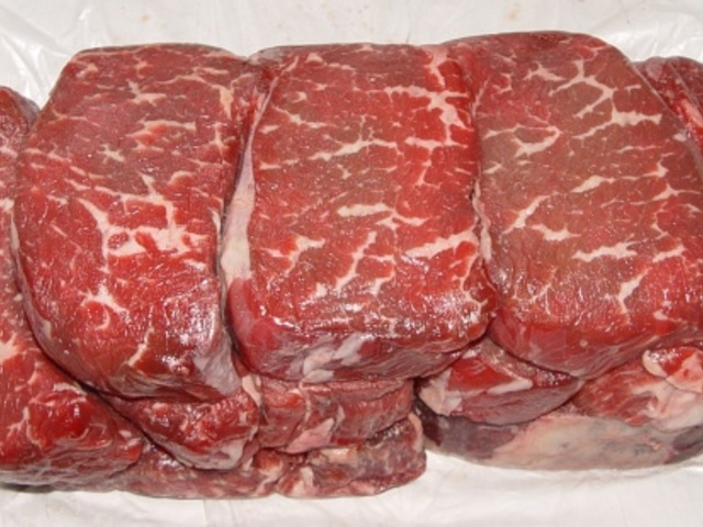 Filet mignon zöldborsos mártással, vegyessaláta körettel