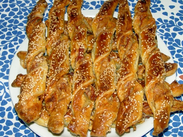 Csavart baconös sajtos rúd
