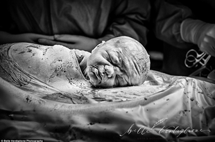 Lélegzetelállító és intim képek a születés csodájáról