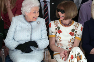 OMG! II. Erzsébet királynő a Londoni Fashion Week-en Anne Wintour mellett