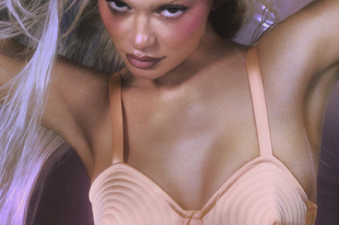 Kylie Jenner szőke plasztik sellőként Jean Paul Gaultier 2023 tavaszi kampányában