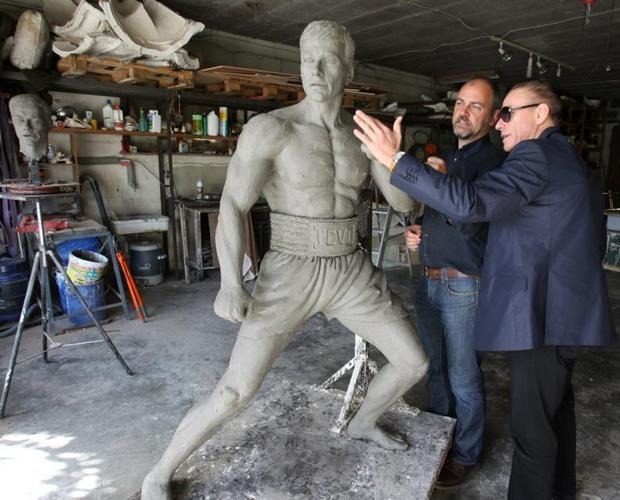 Jean-Claude-van-Damme-Statue-in-Brussels-3.jpg