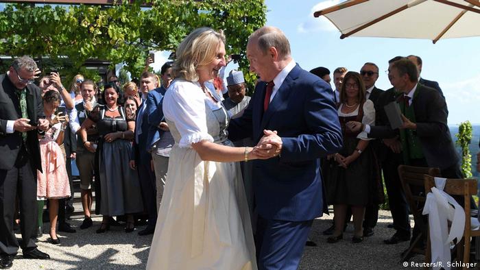 Vladimir Putin dances, raises eyebrows at Austrian minister′s wedding |  News | DW | 18.08.2018