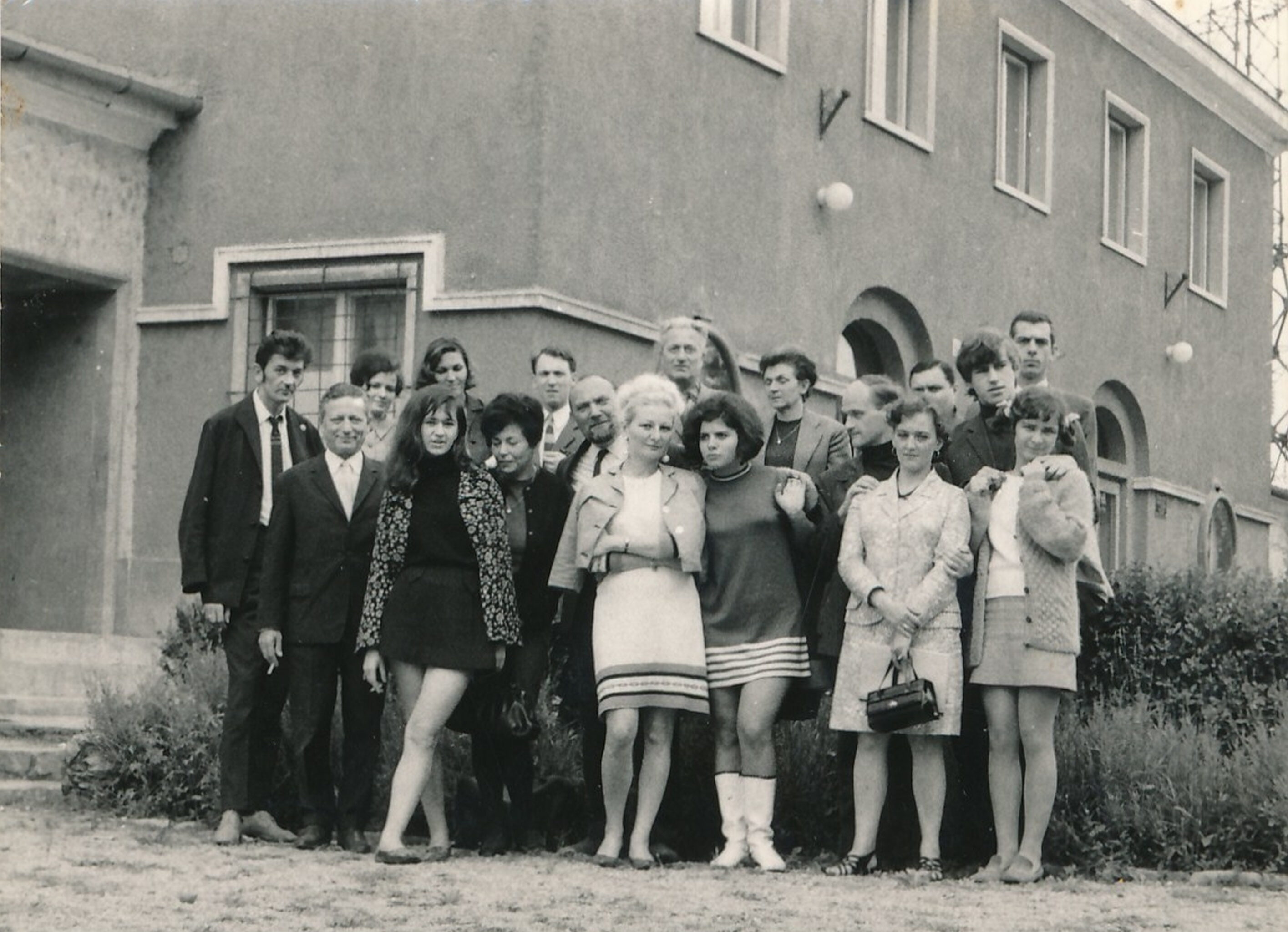 A színjátszó csoport és Garay László igazgató (balról a második)1969-ben 