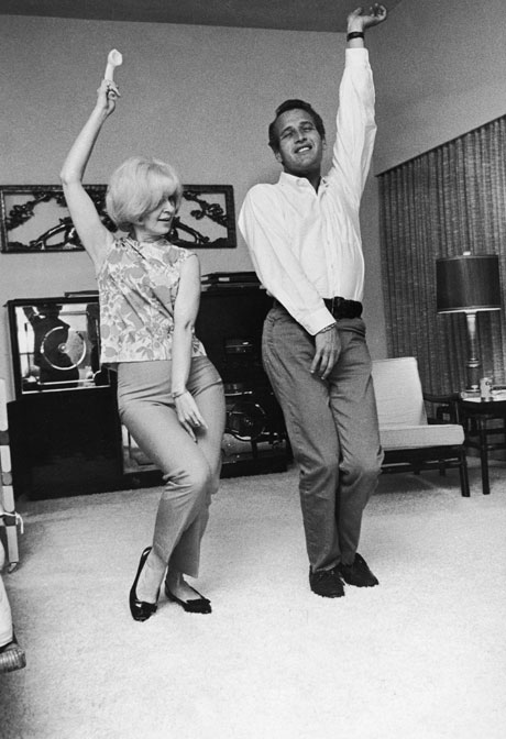 joanne woodward paul newman dancing living room.jpg