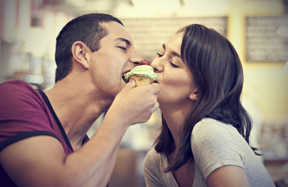couple-eating-a-cupcake-together.jpg
