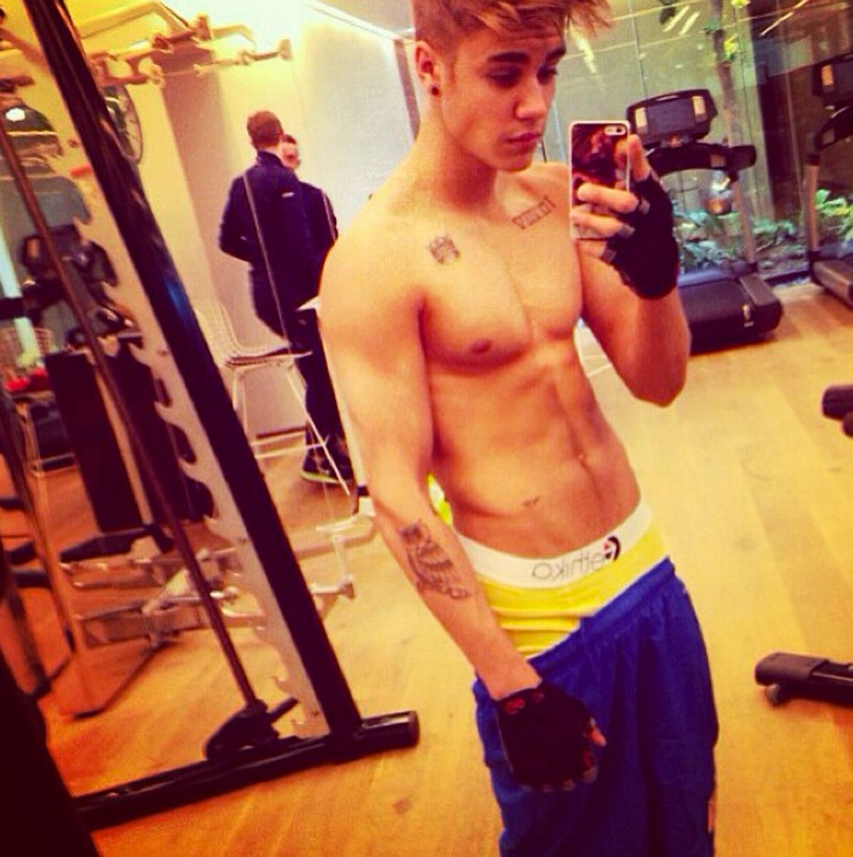 Justin Bieber topless in the gym.jpg