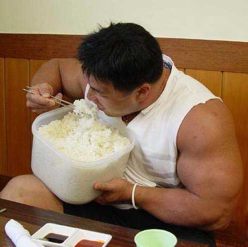bodybuilder-eating-rice.jpg