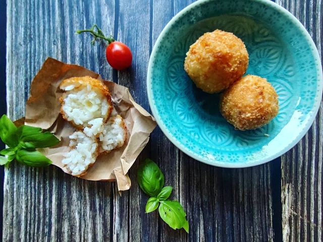 Arancini - zsemlemorzsába forgatott rizsgolyók