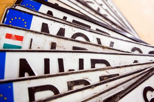 ÉRDI AUTÓSOK! Változnak a rendszámok, összevonás és megszűnés is jön