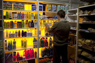 HAMAROSAN VÉGE A KISBOLTOKNAK: Tömegesen húzzák le a rolót