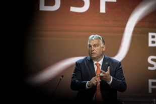 KÉNYTELENEK ORBÁNT SAJÁT RENDŐREI HÜLYÉNEK NÉZNI: és Brüsszelből a fejére koppintottak