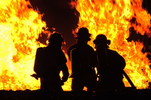 KIGYULLADT EGY AUTÓSZERELŐ MŰHELY ÉRDEN: három fecskendővel fékezték meg a lángokat