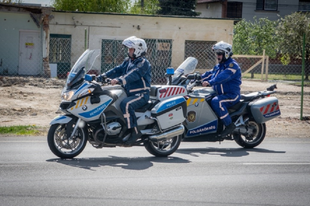 KÖLCSÖNBE ADTÁK AZ ÉRDI MOTOROS ZSARUKAT: Egy részeg sofőr le is bukott