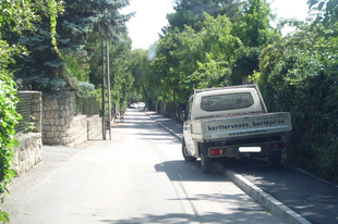 REMEKÜL PARKOLÓK VERSENYE A FÜRDŐ UTCÁBAN! Ja, hogy többiek nem férnek el?