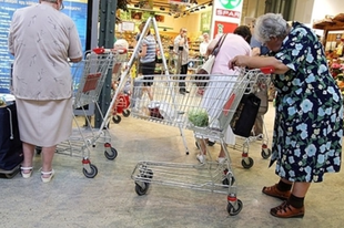 CSÖKKENTENÉK A NYUGDÍJASOK VÁSÁRLÁSI IDŐSZAKÁT! Elbocsátásoktól tartanak az érdekvédők