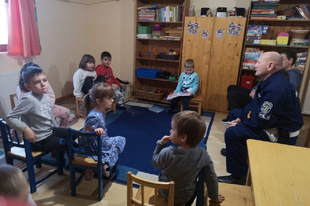 Rendőrök jelentek meg egy érdi óvodában