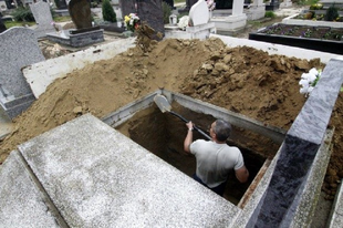 EGYELŐRE NEM KELL ELÁSNIA A SAJÁT HALOTTJÁT, AKINEK NINCS PÉNZE: Elhalasztják a szociális temetést