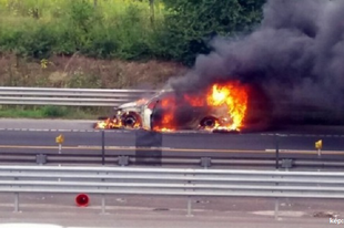 BRUTÁLIS KÁOSZ AZ AUTÓPÁLYÁN TÖRÖKBÁLINTNÁL! Kigyulladt egy autó, az M1-es totál zárva