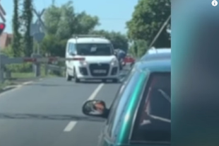 DÖBBENETES TÁRNOKI VIDEÓ: Sorompók közé szorult egy autó, a sofőr teljes nyugalomban várt
