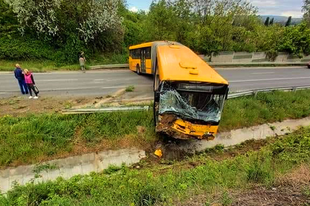 KEMÉNY BALESET AZ ÉRDI ELKERÜLŐN! Árokból csapódott vissza a csuklós busz