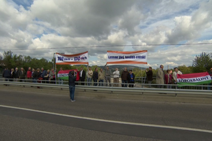 Tüntetés a hangos autópálya ellen Törökbálinton, fel is ébredt Aradszki képviselő, de nem ígért semmit!