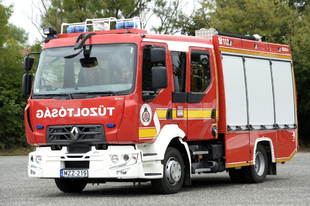 NAGYOT BORULT EGY AUTÓ TÁRNOKON: Az érdi tűzoltók rohantak segíteni