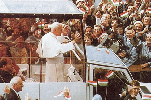 Ma 26 éve jött először a pápa Magyarországra - korabeli tudósítással