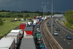 VÉGE A KIVÉTELEKNEK: Visszaállnak a vezetési- és pihenőidő szabályok a teherautósofőröknek
