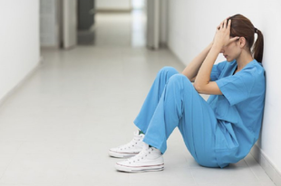 TŰZOLTÁS: novemberben húsz százalékkal emelik az ápolók, szakdolgozók fizetését