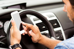 BRUTÁLIS BALESET- KÖZVETÍTÉSEK A FACEBOOKON IS: Egyre több halálos balesetet okoznak mobiltelefon-függő sofőrök