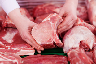 BRUTÁLIS VÁLTOZÁS AZ ÉRDI HENTESEKNÉL IS:  A sertéshús drágább lehet, mint a marha