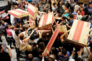 RENGETEG VÁSÁRLÓT VÁGTAK ÁT A BLACK FRIDAY-EN! Avagy kapzsiságból dőlünk be minden hülyeségnek?
