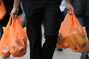 BRUTÁLIS BÚCSÚ: Jövőre betilthatják a műanyag zacskókat nálunk is