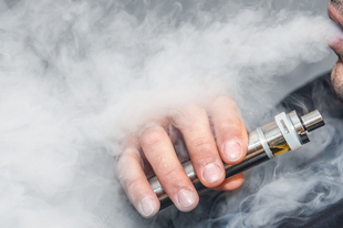 ARADSZKIÉK INTÉZTEK MÉG LÓVÉT AZ ÉRDI TRAFIKOSOKNAK: Az e-cigaretta eszközeit csak trafikok árulhatják