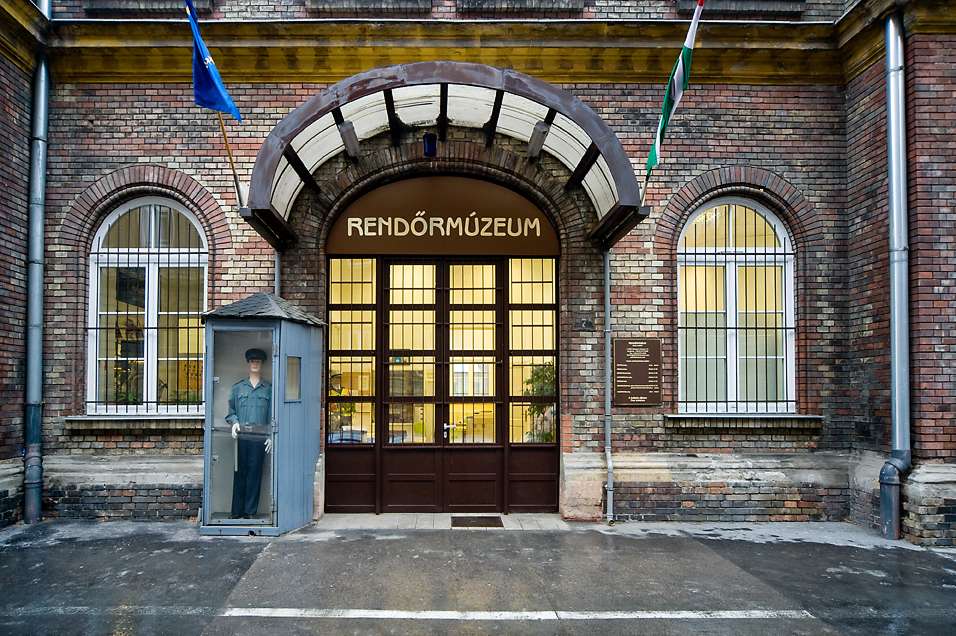 erdi-rendorok-eloadasa-battan-rendormuzeum-hu.jpg