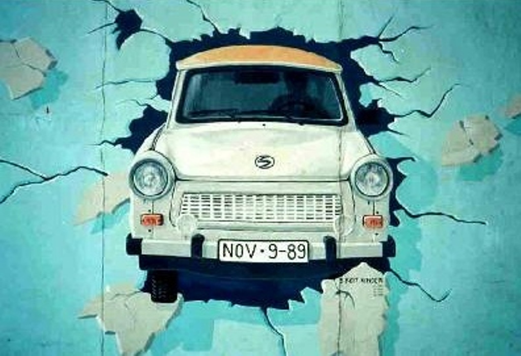 trabant_grafitti-berlin_wall.jpg