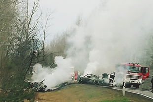 BORZALMAS TRAGÉDIA A 81-ES ÚTON: Heten égtek halálra a balesetben, a győri tűzoltók is a helyszínen