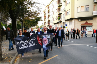A sajtószabadságért vonultak utcára Győrben: a résztvevők szerint túlzott volt a rendőri jelenlét