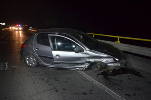Szalagkorlátnak ütközött egy autó Győrben-ivott a söfőr