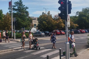 TUDTA?! Vegye komolyan GYALOGOSKÉNT a villogó zöldet, mert MINIMUM 5000-be fájhat! Győrben ennek itták meg a levét!