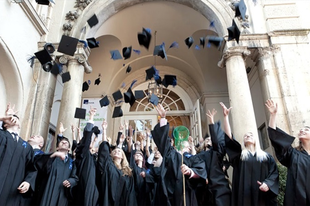 GYŐRBEN VAN ELÉG DIPLOMÁS? Az ország sajnos fasorba' sincs