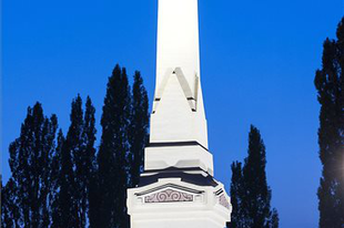 Díszkivilágításban a Cziráky-obeliszk Győrben