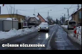 ÓVATLAN GYŐRI SOFŐR: A  kocsi tetejéről szélvédőre zúdult a hó menet közben