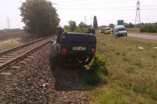 Egy autó fejre állt Győrújbarátnál