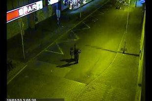 Hétköznapi bűnügyek VIDEÓVAL: Győr belvárosában rongálták kukákkal az autókat, fülön csípték őket
