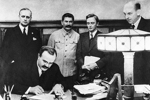 MA VAN A TOTALITÁRIUS DIKTATÚRÁK ÁLDOZATAINAK EMLÉKNAPJA! Hitler és Sztálin kötött paktumot 